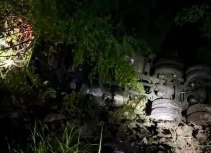 Camión se va a un barranco cerca de El Naranjo
