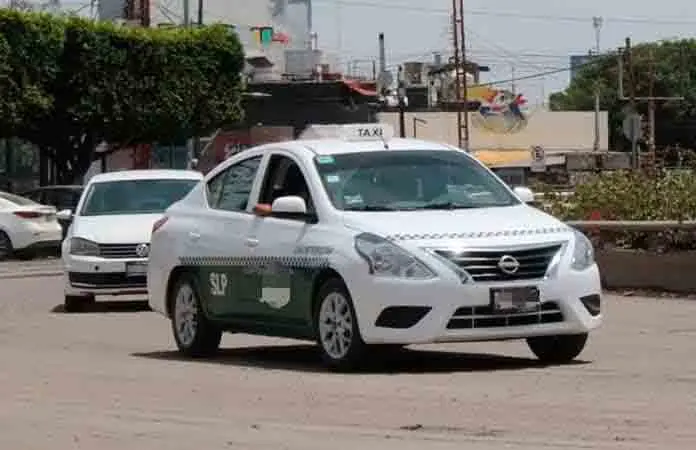 Sancionarán a taxis que suban tarifas por lluvias