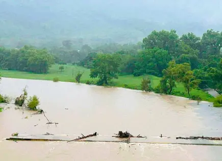Tormenta incomunica varias comunidades Tormenta incomunica varias comunidades