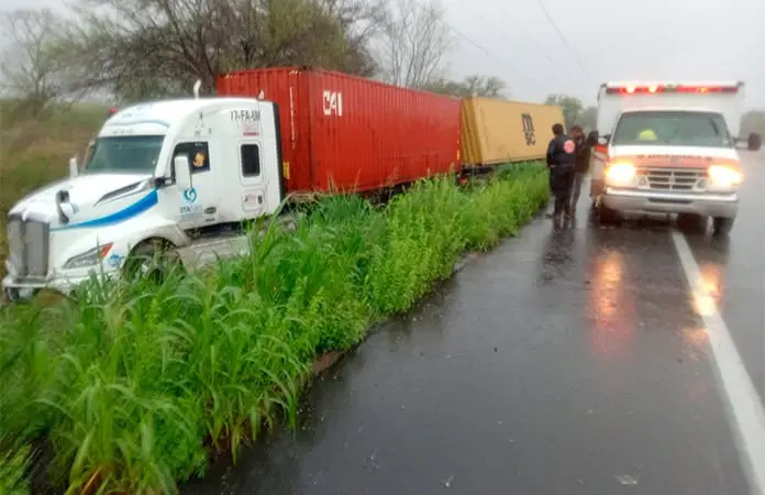 Tráiler se accidenta en carretera Valles-Tampico