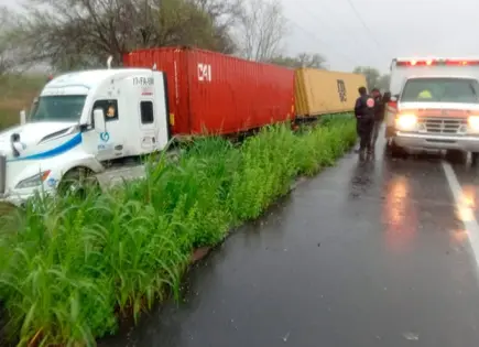 Tráiler se accidenta en carretera Valles-Tampico