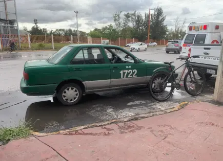 Mujer ciclista atropellada por taxi en la Ferrocarrilera