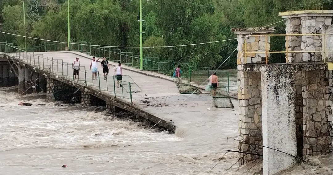 Video | Río Valles, al límite de desbordarse