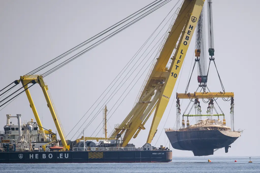 Superyate hundido en Sicilia es llevado a puerto tras operación de recuperación