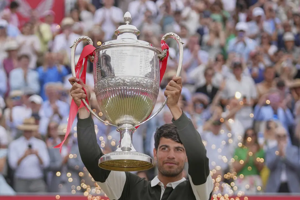 Carlos Alcaraz vence a Jiri Lehecka en final del Queens Club