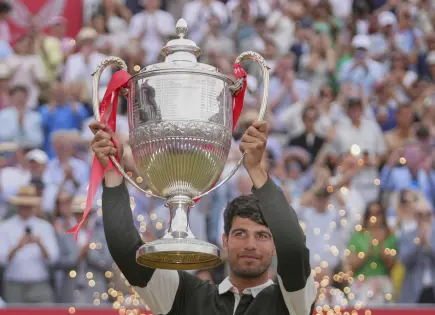 Carlos Alcaraz vence a Jiri Lehecka en final del Queens Club