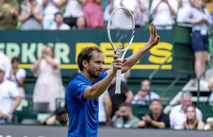 Daniil Medvedev supera a Zverev