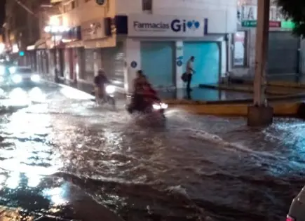 Policías auxilian a ciudadanos