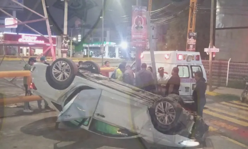 Vuelca conductor en glorieta a carretera a Guadalajara