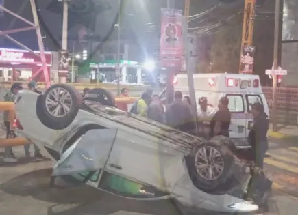 Vuelca conductor en glorieta a carretera a Guadalajara