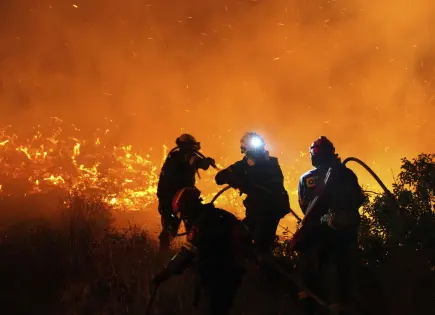 Bomberos luchan contra gran incendio en Chios