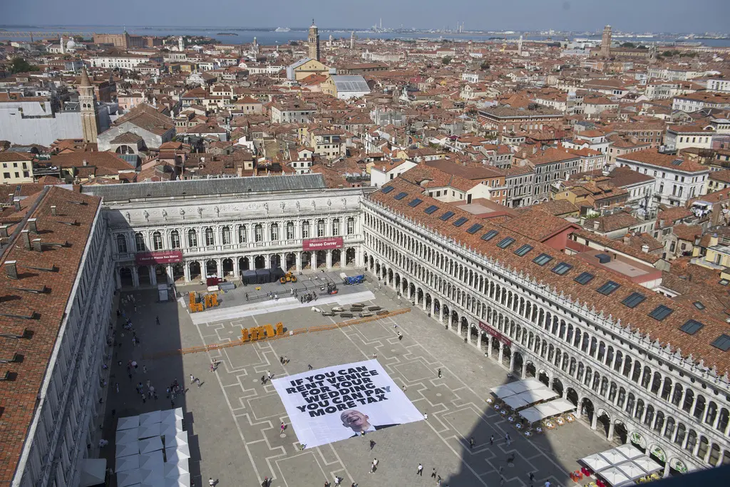 Greenpeace se suma a protesta en Venecia contra boda de Bezos con pancarta sobre exenciones fiscales