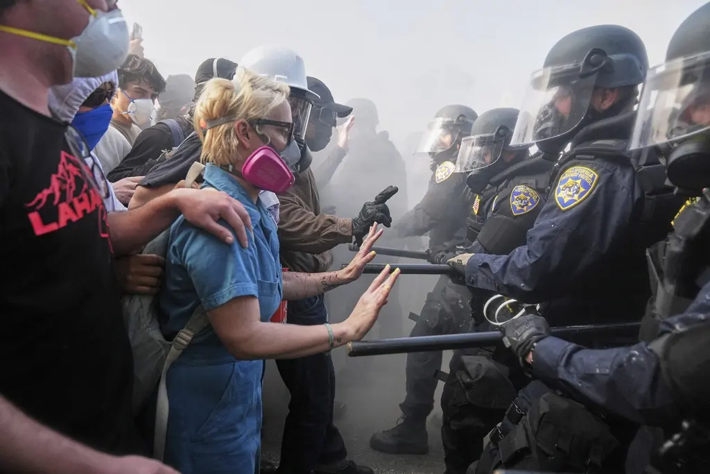 Controversia en EEUU por uso de máscaras en protestas pone a prueba libertad de expresión