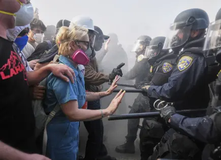 Controversia en EEUU por uso de máscaras en protestas pone a prueba libertad de expresión