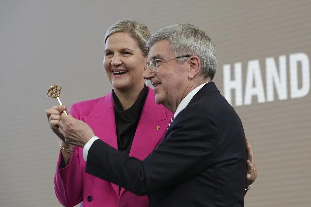 Kirsty Coventry asume presidencia del COI sucediendo a Thomas Bach