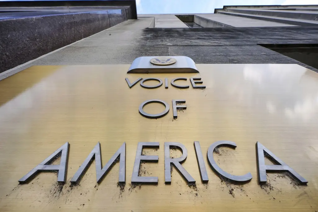 Juez federal solicita detalles sobre recortes del Gobierno de Trump a Voice of America