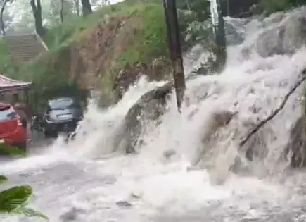 Desbordamiento de presa en Naucalpan deja viviendas y calles inundadas