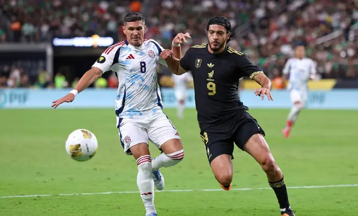 El VAR frustra a Santiago Giménez en dramático cierre ante Costa Rica