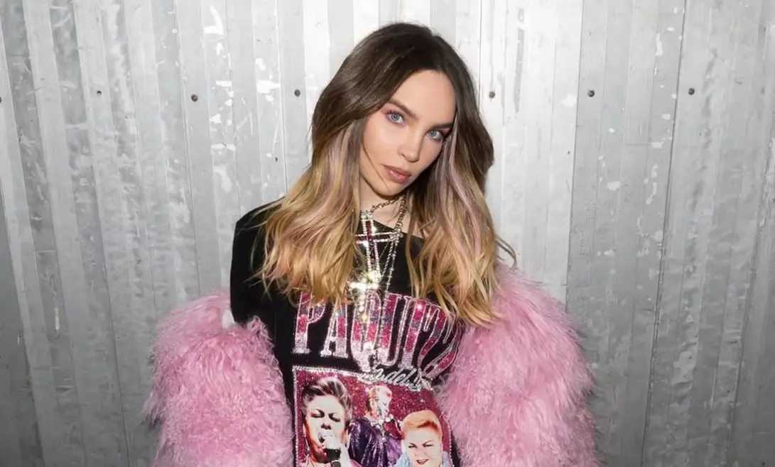 Belinda impone moda con look total black y abrigo de lujo valuado en 37 mil pesos