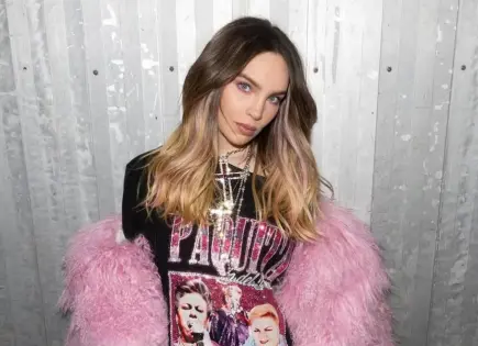 Belinda impone moda con look total black y abrigo de lujo valuado en 37 mil pesos