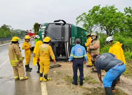 Fotos | Choque y volcadura de autobús en la Valles-Tamazunchale