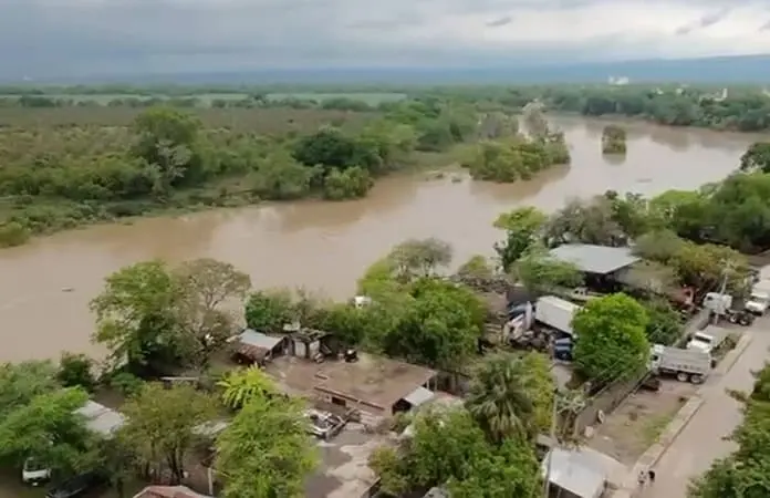Crecientes de ríos incomunican a miles en la Huasteca
