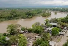 Crecientes de ríos incomunican a miles en la Huasteca