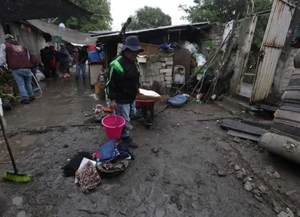 Se desborda presa e inunda viviendas