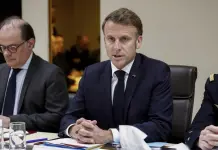 La espiral del caos debe terminar, dice Macron