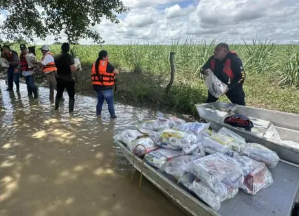 Entregan víveres en lugares incomunicados por lluvias en la Huasteca