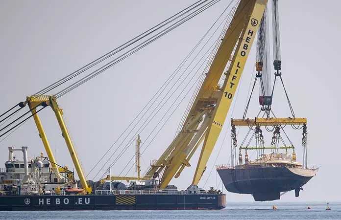 Superyate es trasladado al puerto de Termini