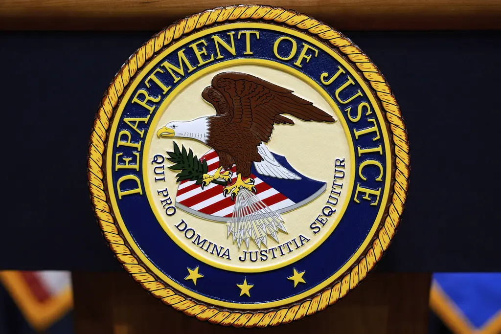 Funcionario del Departamento de Justicia acusado de sugerir ignorar órdenes judiciales
