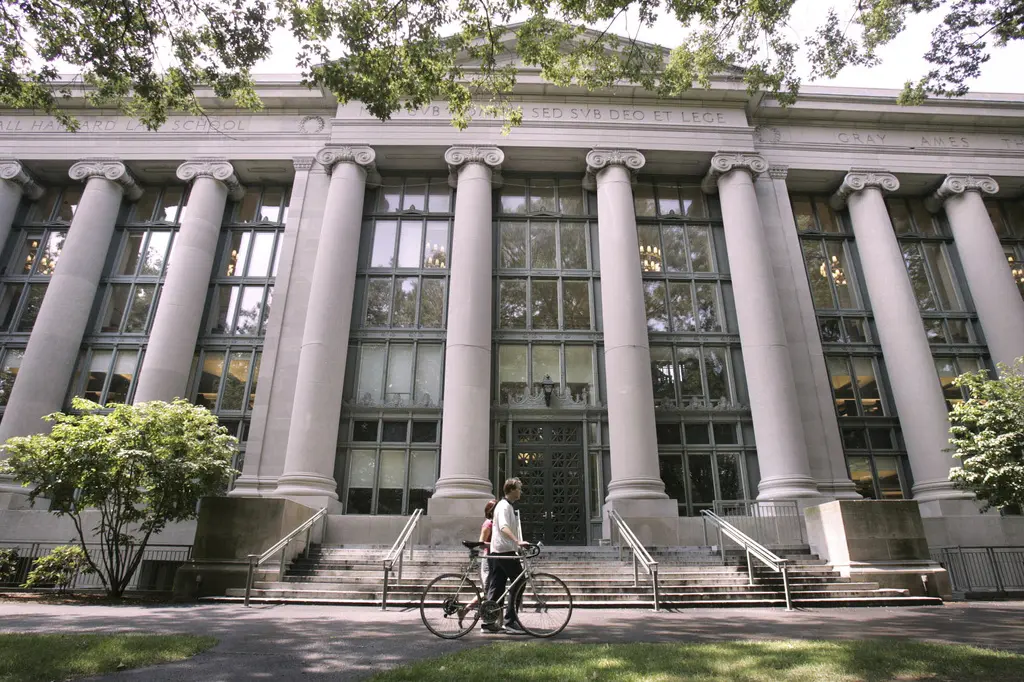 Jueza federal frena plan de Trump sobre estudiantes extranjeros en Harvard