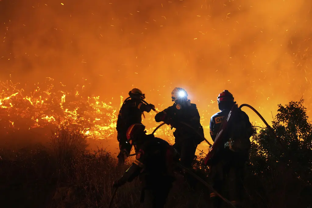 Bomberos combaten incendio forestal en la isla griega de Chios