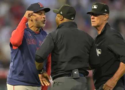 Expulsión de Alex Cora en Boston por llamadas de obstrucción
