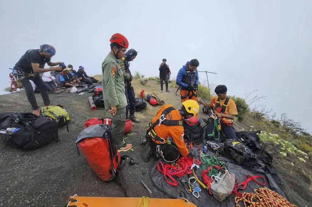 Trágico rescate de turista brasileña en volcán de Indonesia