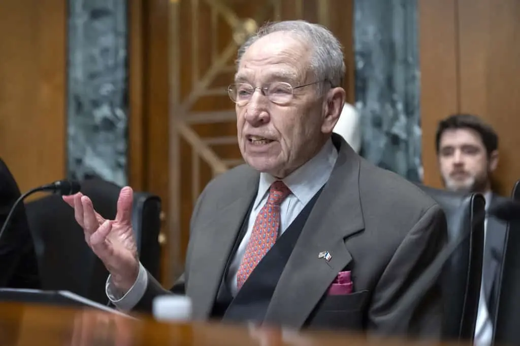 Senador Chuck Grassley exige solución a retrasos en beneficios para policías y bomberos
