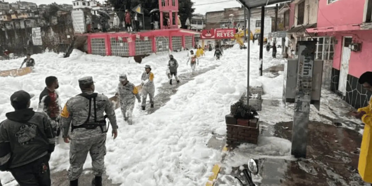 Video: Vecinos de Naucalpan juegan en espuma tóxica por desbordamiento de presa