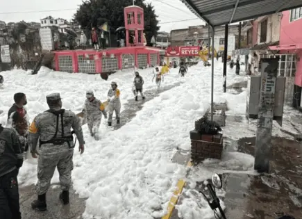 Video: Vecinos de Naucalpan juegan en espuma tóxica por desbordamiento de presa
