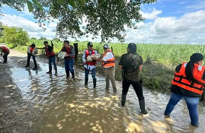 Entregan apoyo a incomunicados