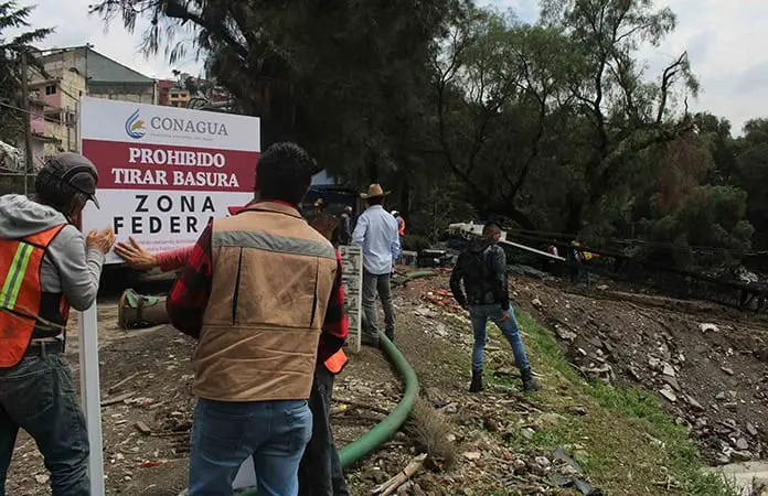 Limpian tras crecida de Río Verde en Naucalpan
