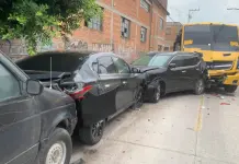 Video | Camionero da&ntilde;a seis veh&iacute;culos en la Industrial Mexicana