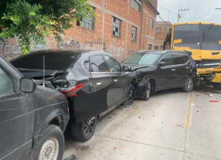 Video | Camionero daña seis vehículos en la Industrial Mexicana