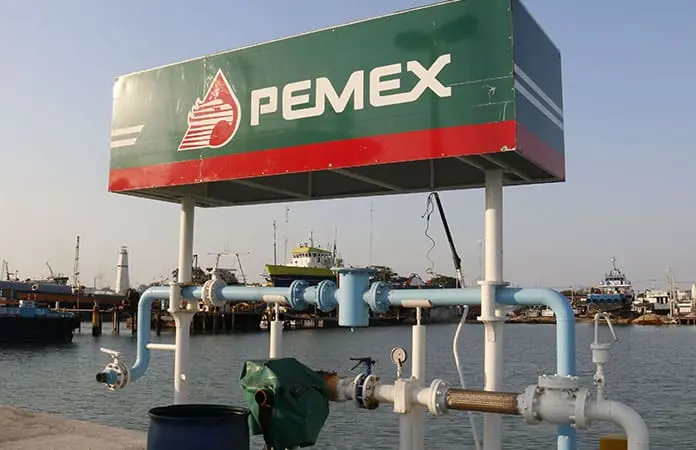 Fitch mejora calificación crediticia a Pemex