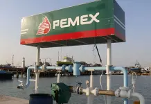 Fitch mejora calificación crediticia a Pemex