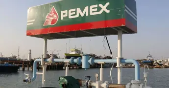Fitch mejora calificación crediticia a Pemex