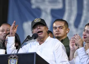 Gustavo Petro firma ley laboral que redefine condiciones de trabajo en Colombia