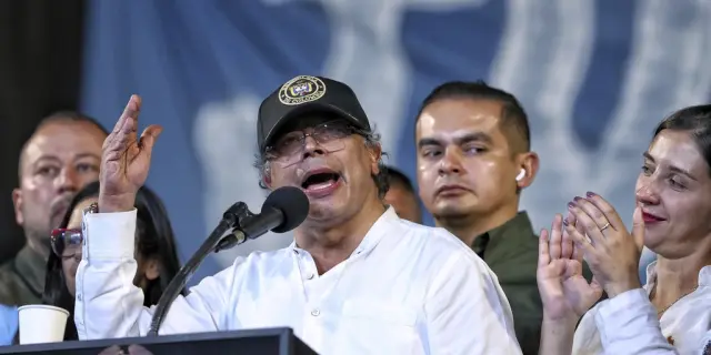 Gustavo Petro firma ley laboral que redefine condiciones de trabajo en Colombia