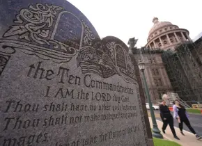 Demandan en Texas para bloquear ley de los 10 mandamientos en escuelas públicas