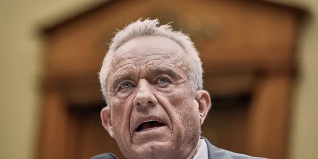 Asesores de vacunación de Kennedy se reúnen en medio de controversias sobre vacunas